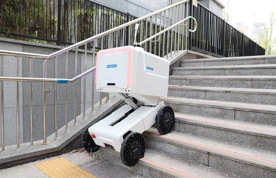 Starship Technologies delivery robot on campus